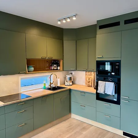 Centrally Located Spacious 2br With View ترومسو